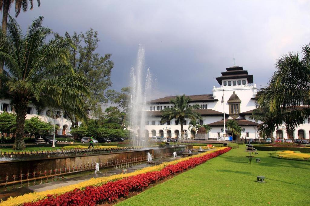 Raffleshom Hotel Bandung Kültér fotó